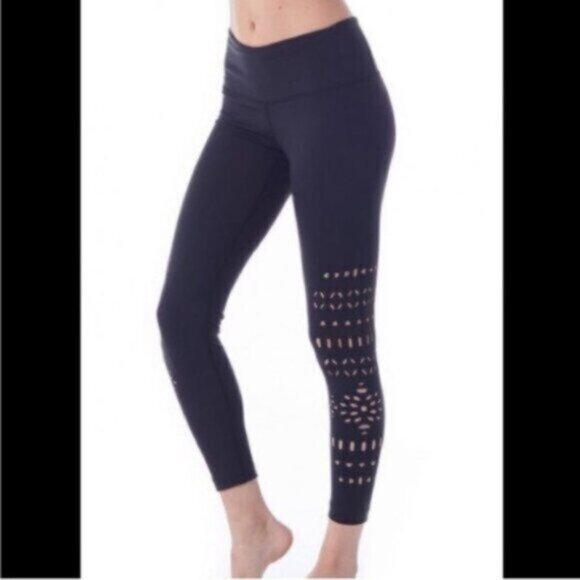 Kira Grace Women's Black Cut Out Cropped Leggings Size Small - Picture 1 of 5